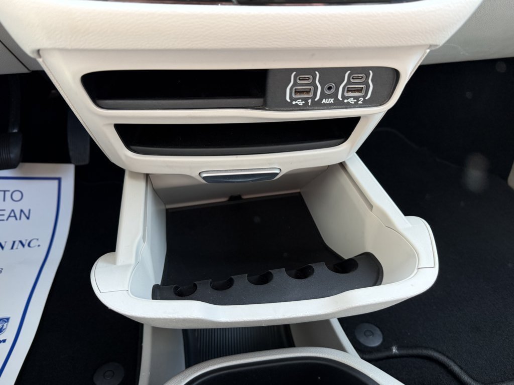 Used 2024 Chrysler Pacifica Touring-L FWD image 31