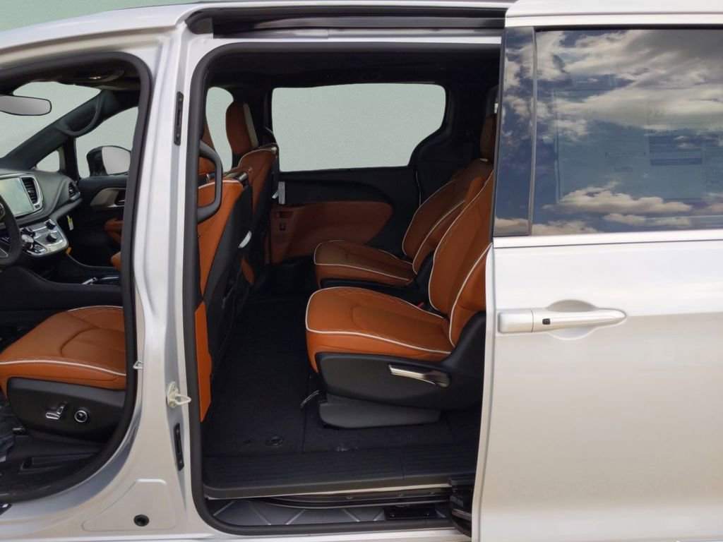 New 2026 Chrysler Pacifica Pinnacle image 16