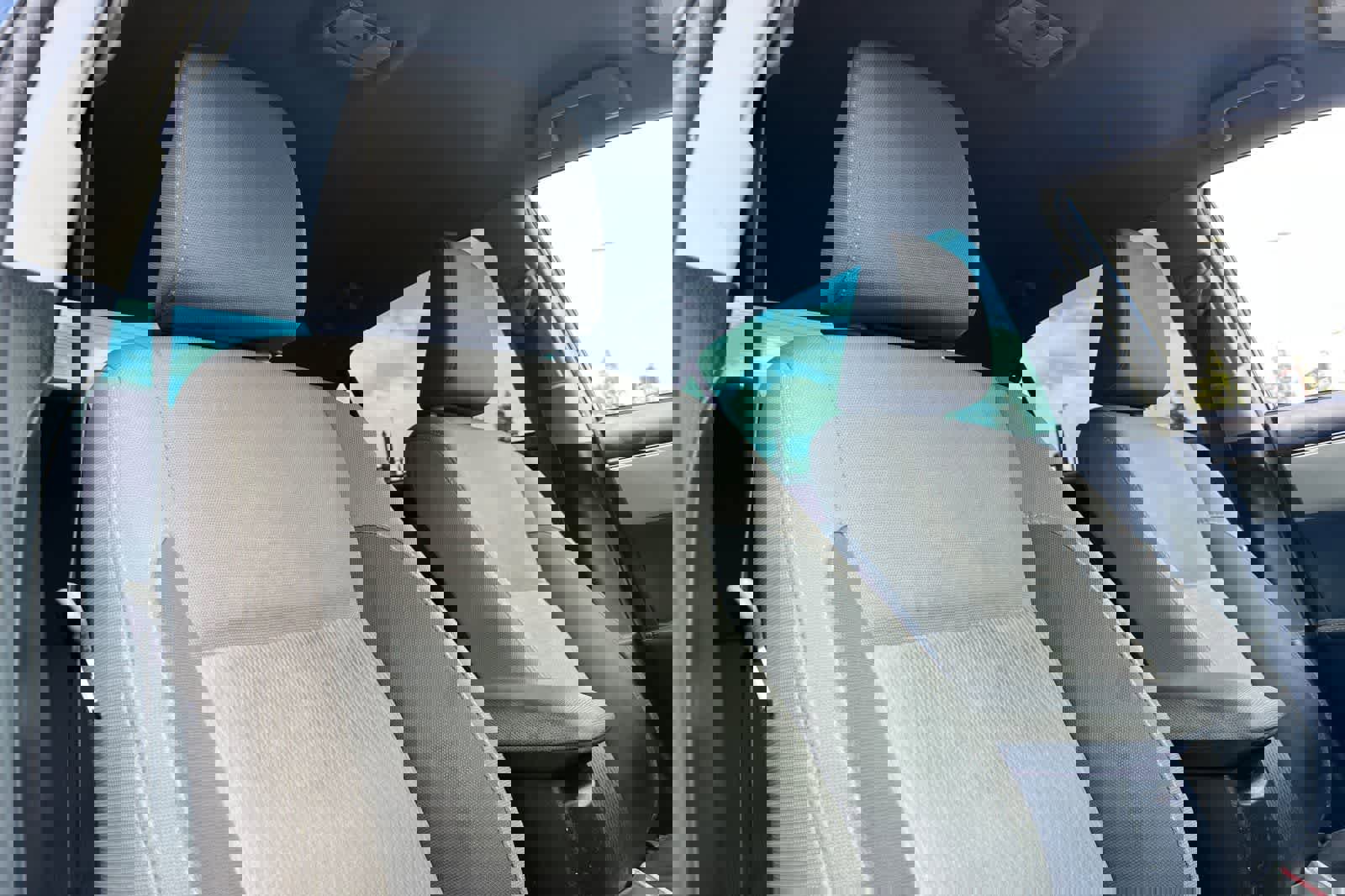 Used 2017 Toyota Corolla LE w/ Carpet Mat Package (TMS) FWD image 18