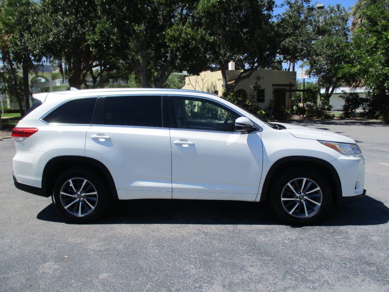 Used 2017 Toyota Highlander XLE FWD image 3