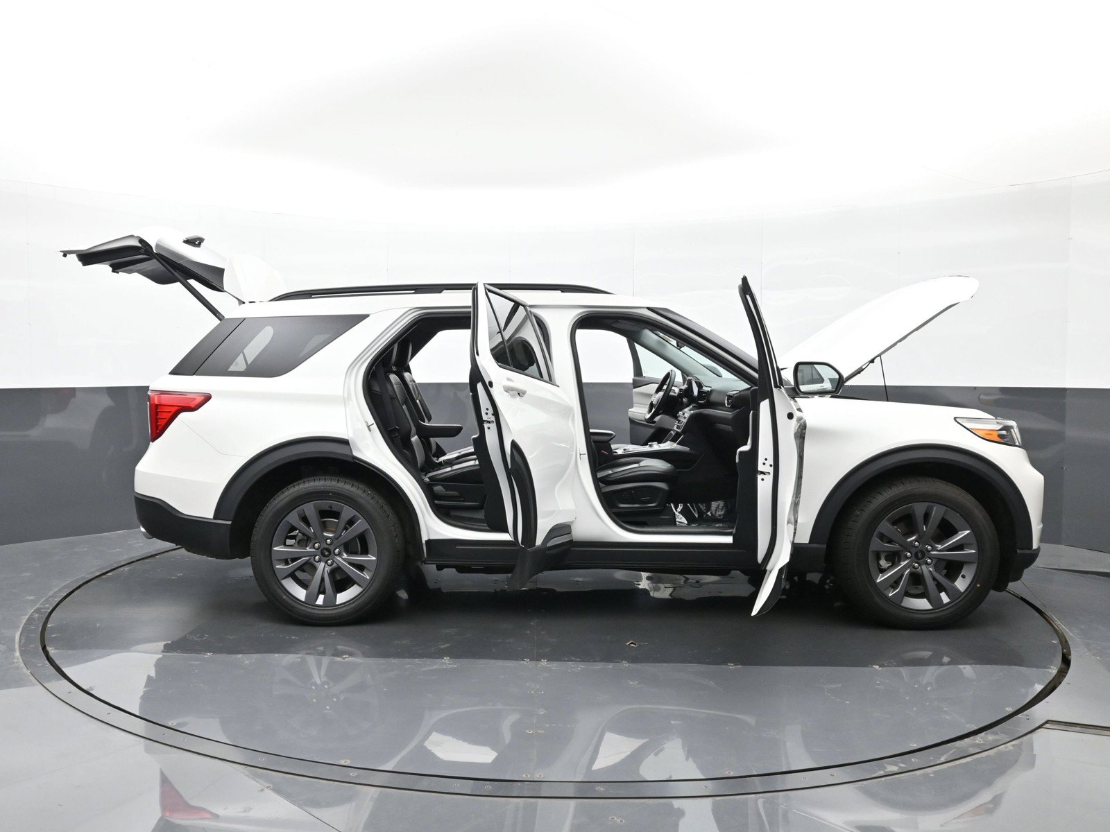 Used 2023 Ford Explorer XLT w/ Equipment Group 202A AWD/4WD image 48