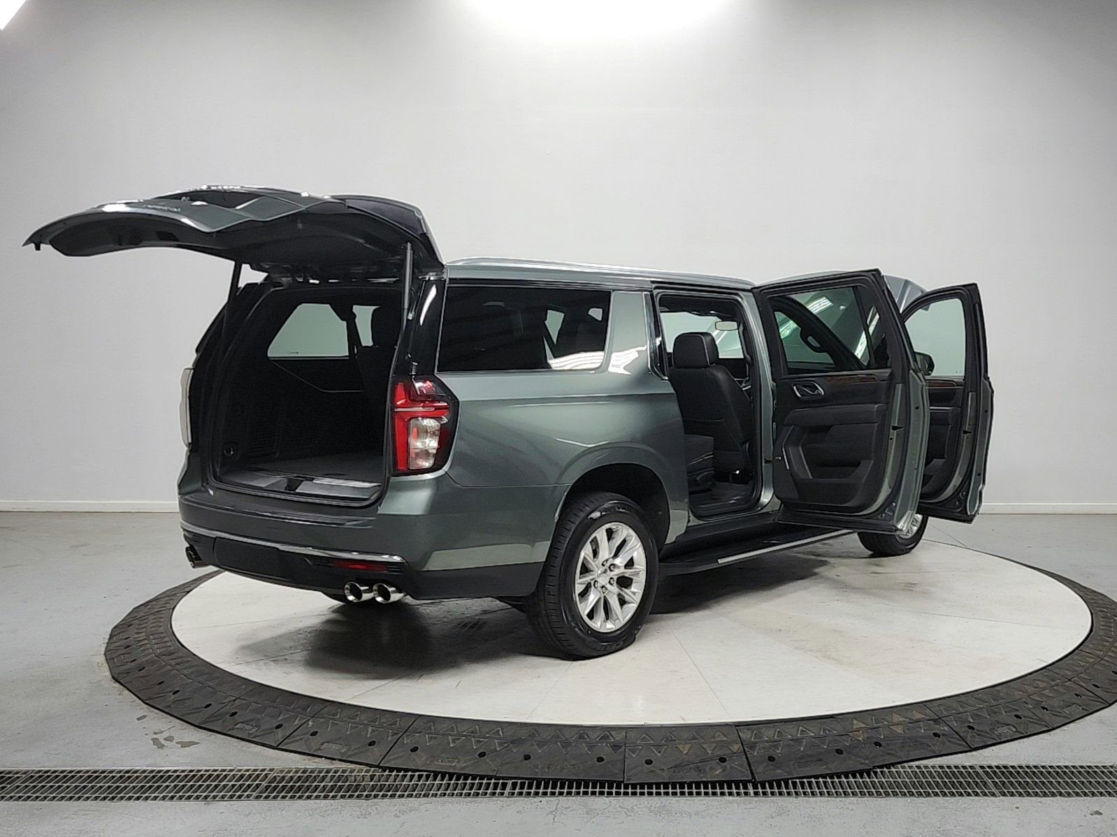 Used 2023 Chevrolet Suburban Premier AWD/4WD image 15