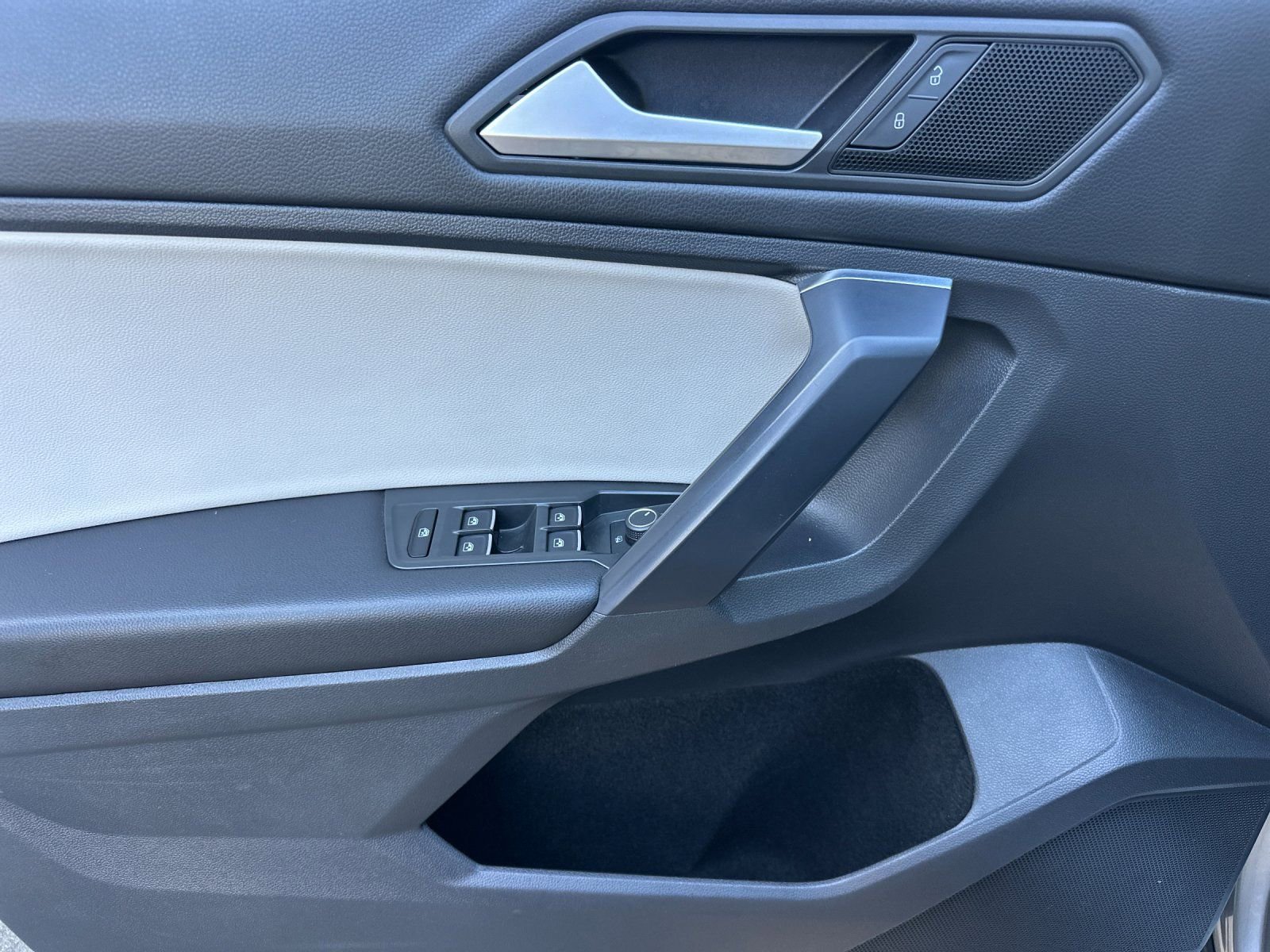 Used 2021 Volkswagen Tiguan SE R-Line image 12