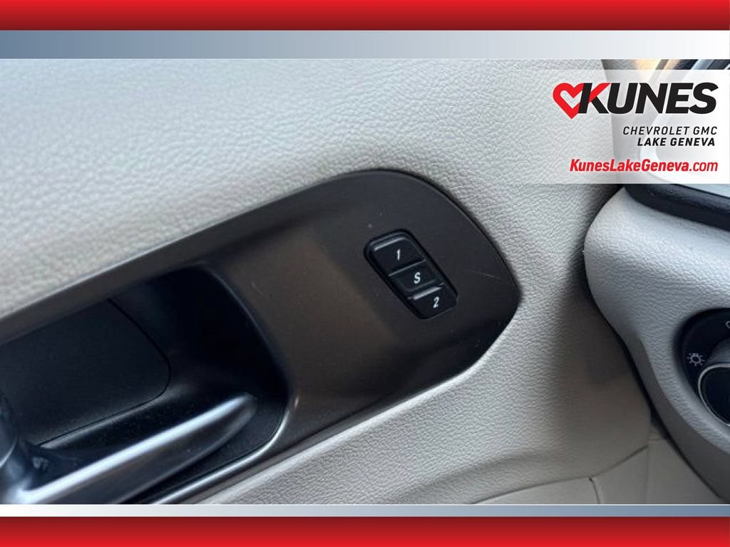 Used 2023 Chrysler Pacifica Touring-L FWD image 23