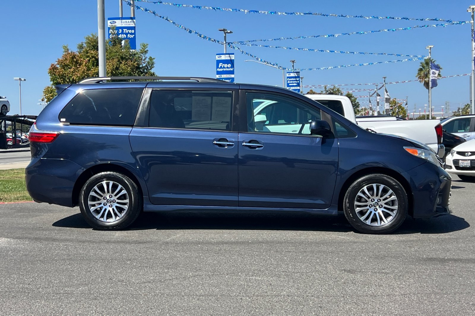 Used 2020 Toyota Sienna XLE FWD image 3