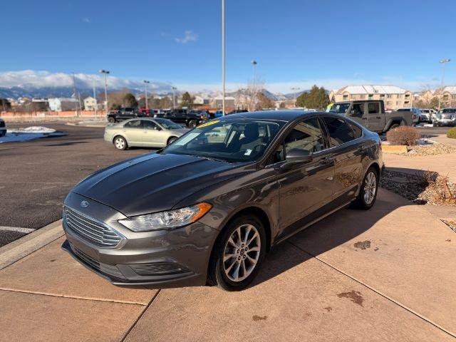 Used 2017 Ford Fusion SE w/ Fusion SE Technology Package image 3