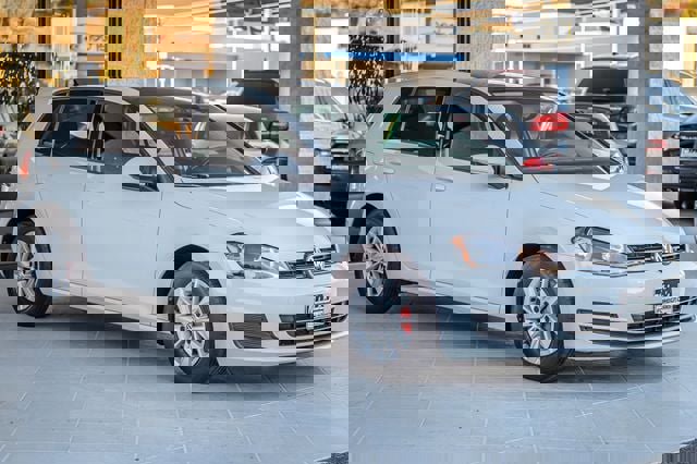 Used 2016 Volkswagen Golf S image 3