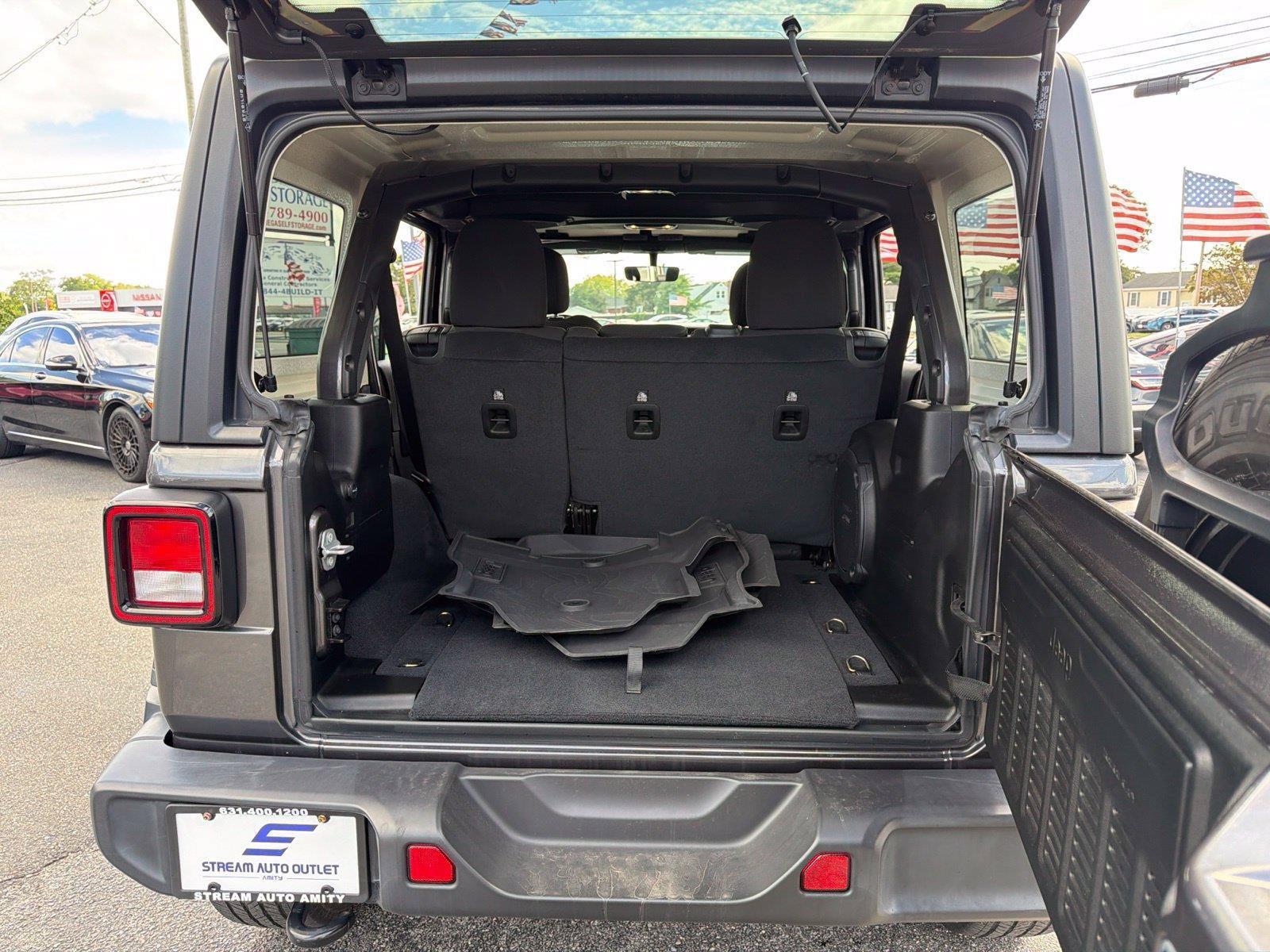 Used 2022 Jeep Wrangler Unlimited Sahara AWD/4WD image 14