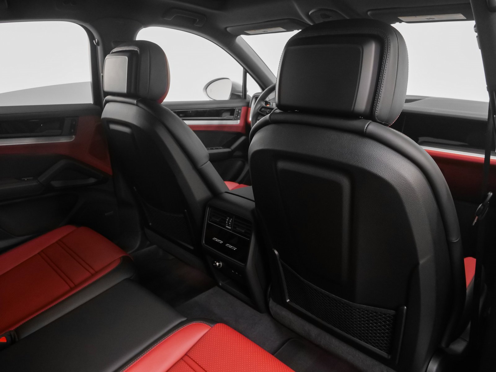 Used 2025 Porsche Cayenne Coupe image 28