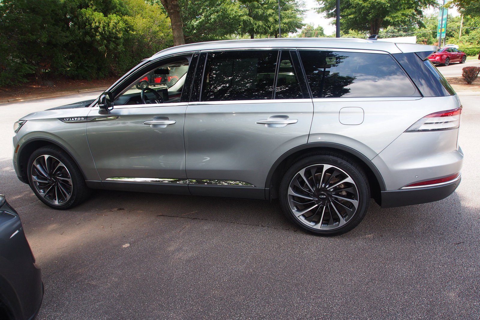 Used 2024 Lincoln Aviator Reserve w/ Equipment Group 201A RWD image 4