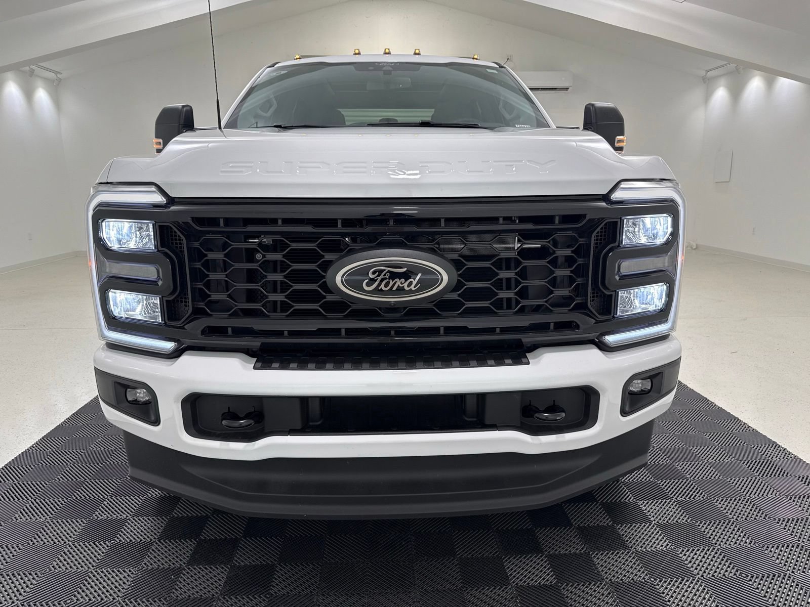 New 2026 Ford F350 XLT w/ XLT Premium Package AWD/4WD image 2