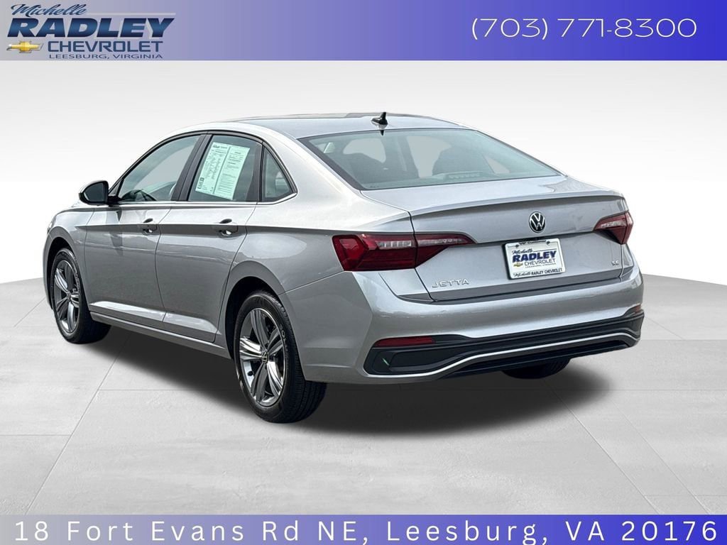 Used 2024 Volkswagen Jetta SE FWD image 3
