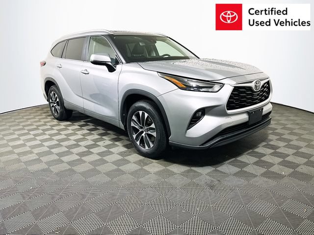 Certified 2025 Toyota Highlander XLE FWD image 1