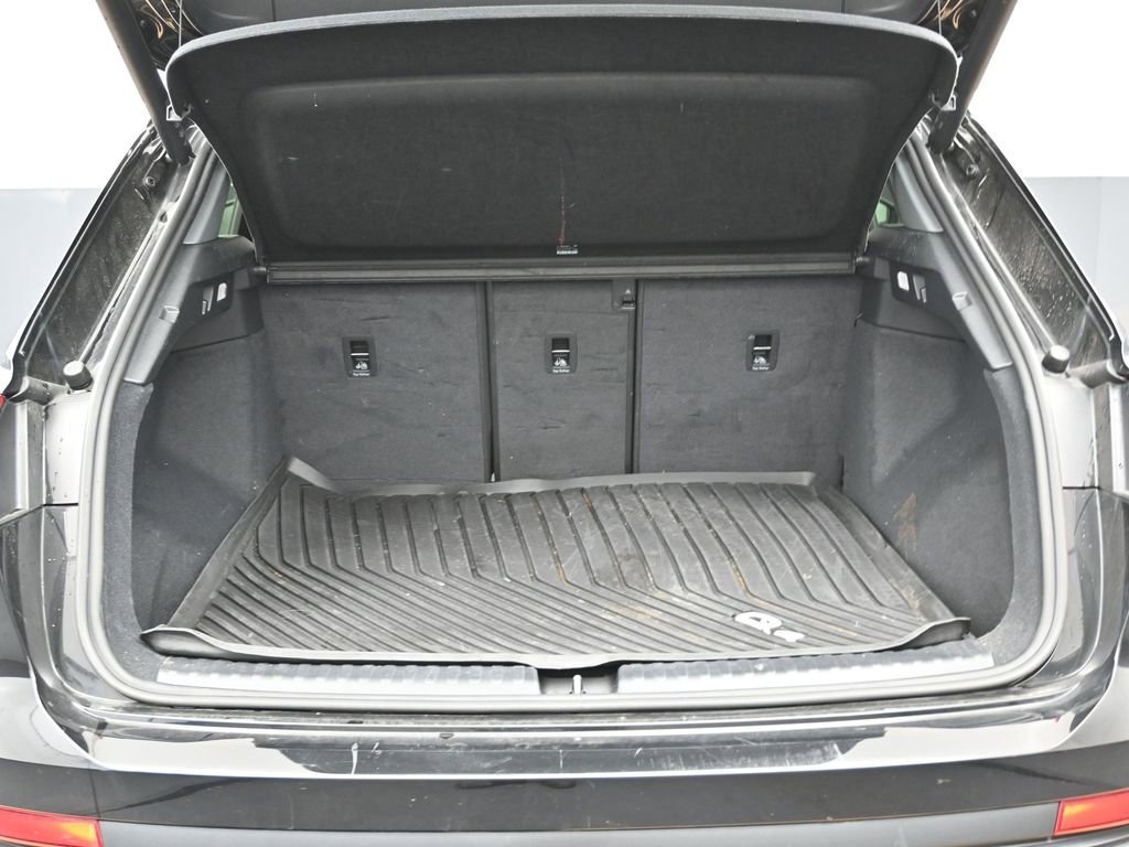 Used 2024 Audi Q4 e-tron Premium Plus w/ Premium Plus image 17