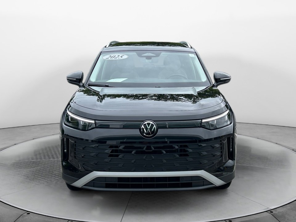 Certified 2025 Volkswagen Tiguan SE AWD/4WD image 2