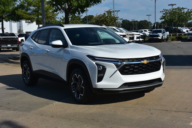 Used 2025 Chevrolet Trax LT w/ LT Convenience Package FWD image 3
