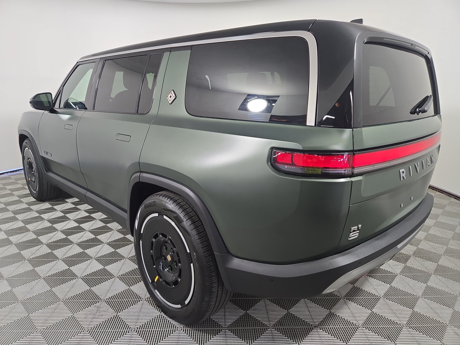 Used 2025 Rivian R1S Adventure Dual AWD/4WD image 3