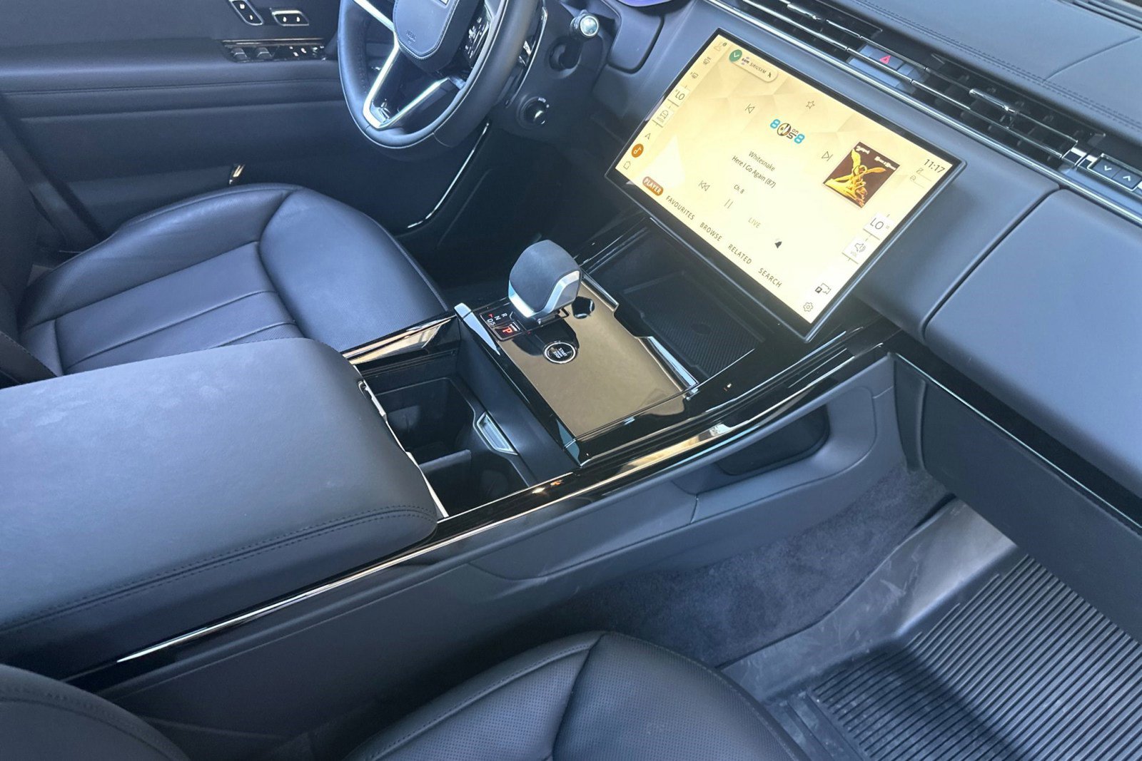 Used 2025 Land Rover Range Rover Sport SE image 32