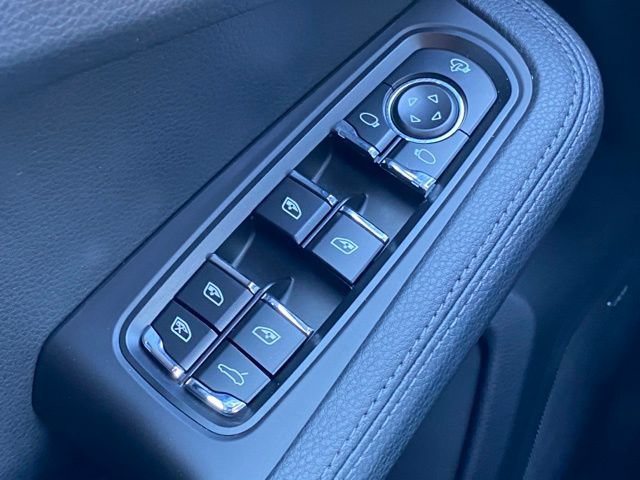 Certified 2025 Porsche Macan AWD/4WD image 24