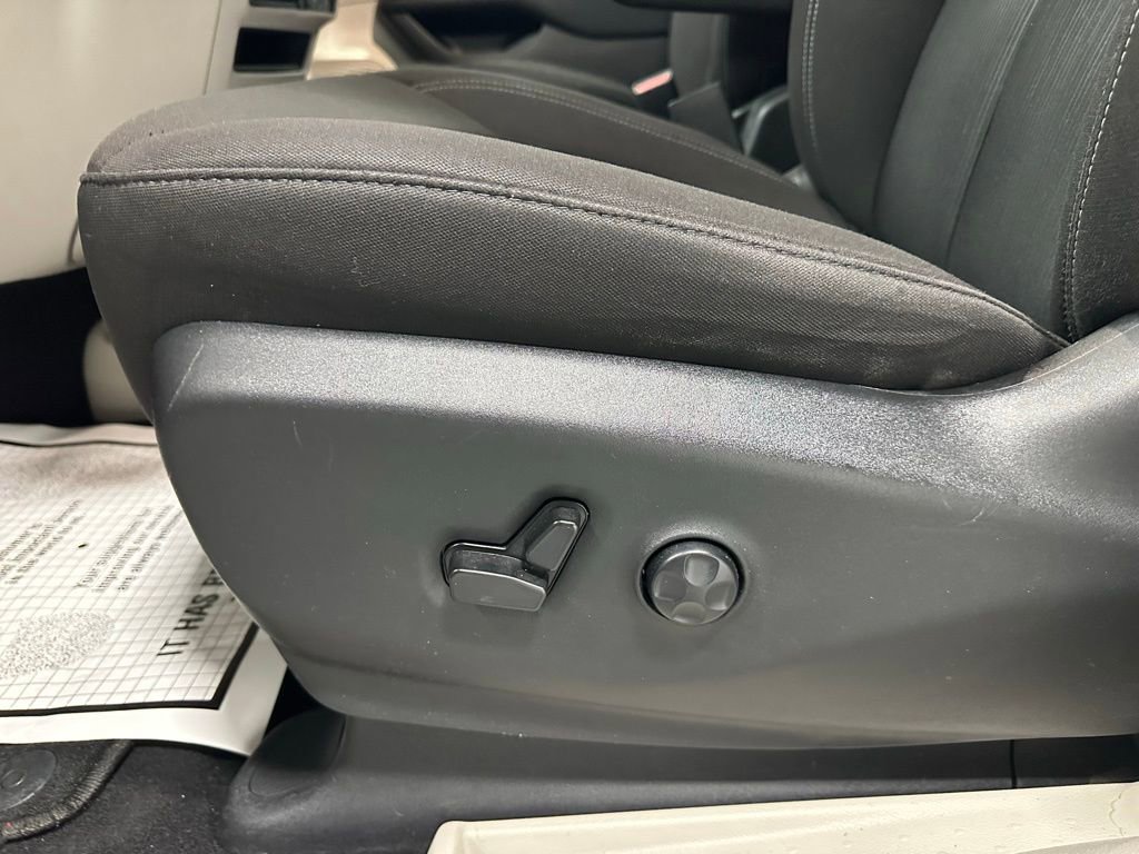 Used 2023 Chrysler Voyager LX image 12