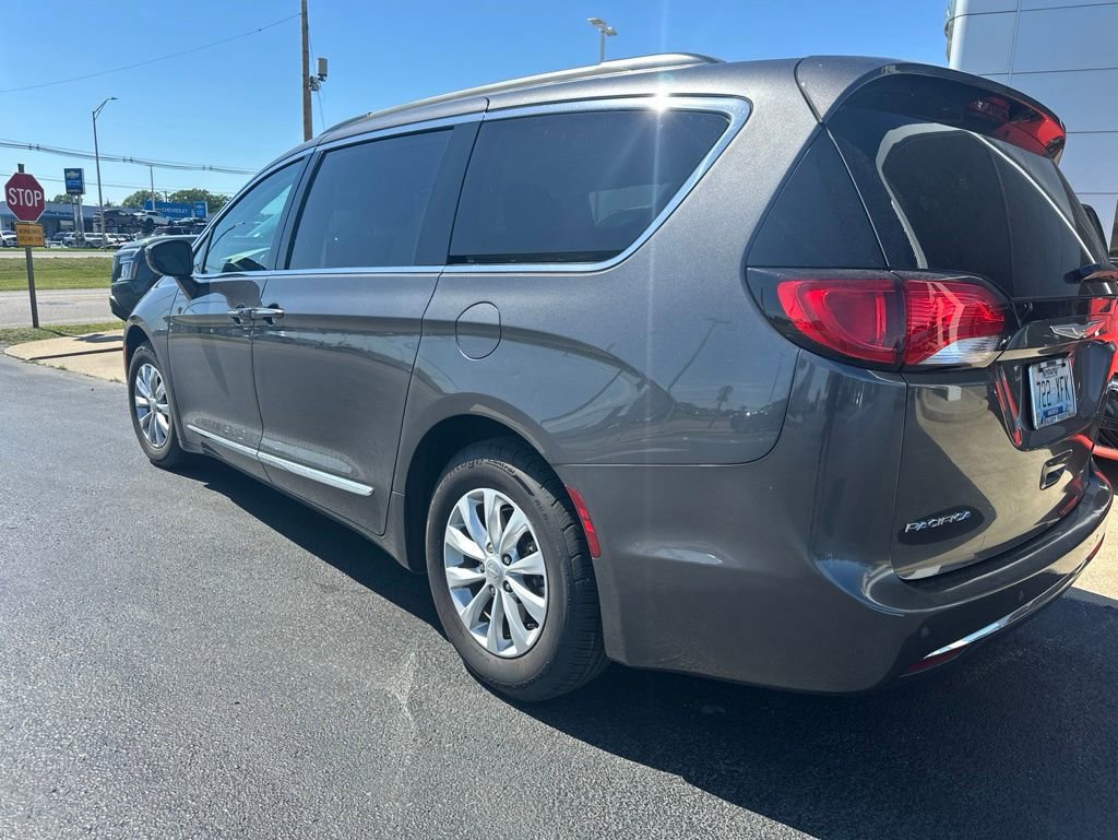 Used 2017 Chrysler Pacifica Touring-L FWD image 3