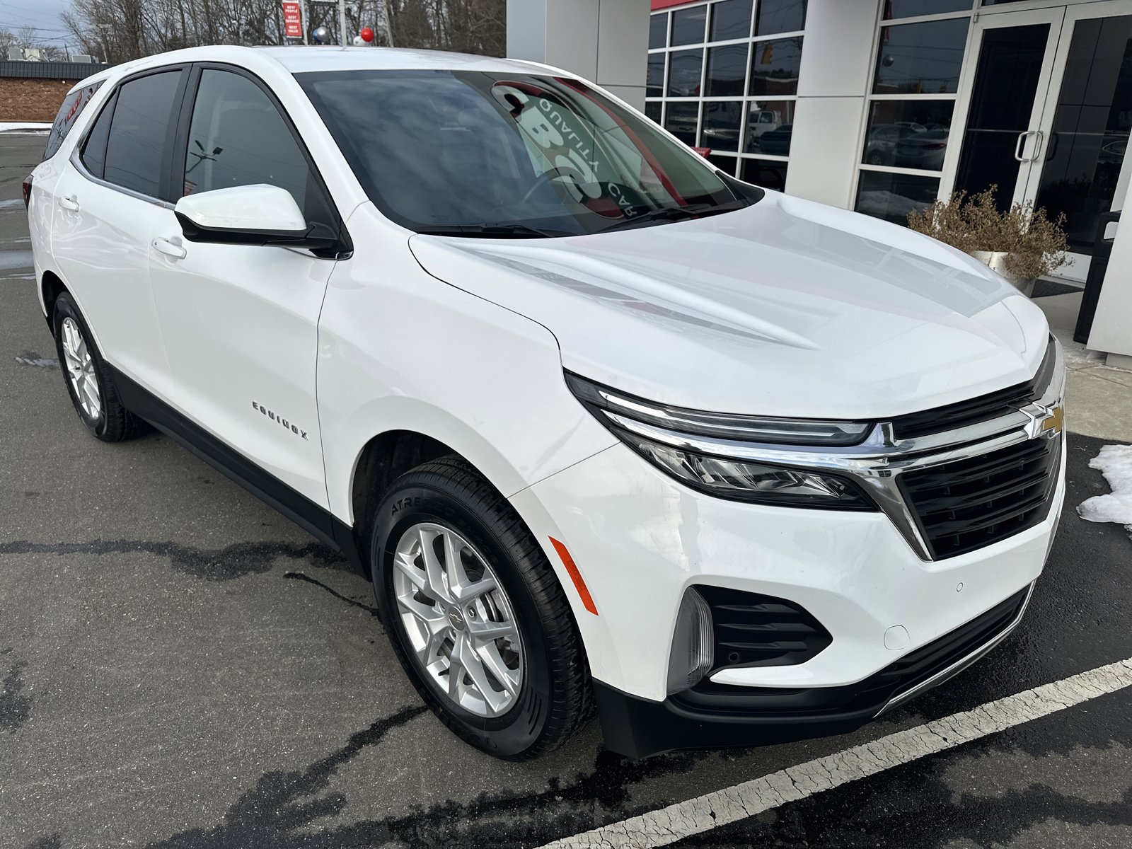 Used 2024 Chevrolet Equinox LT image 2