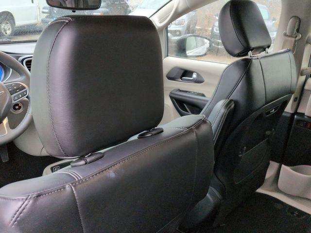 Used 2024 Chrysler Pacifica Touring-L image 25