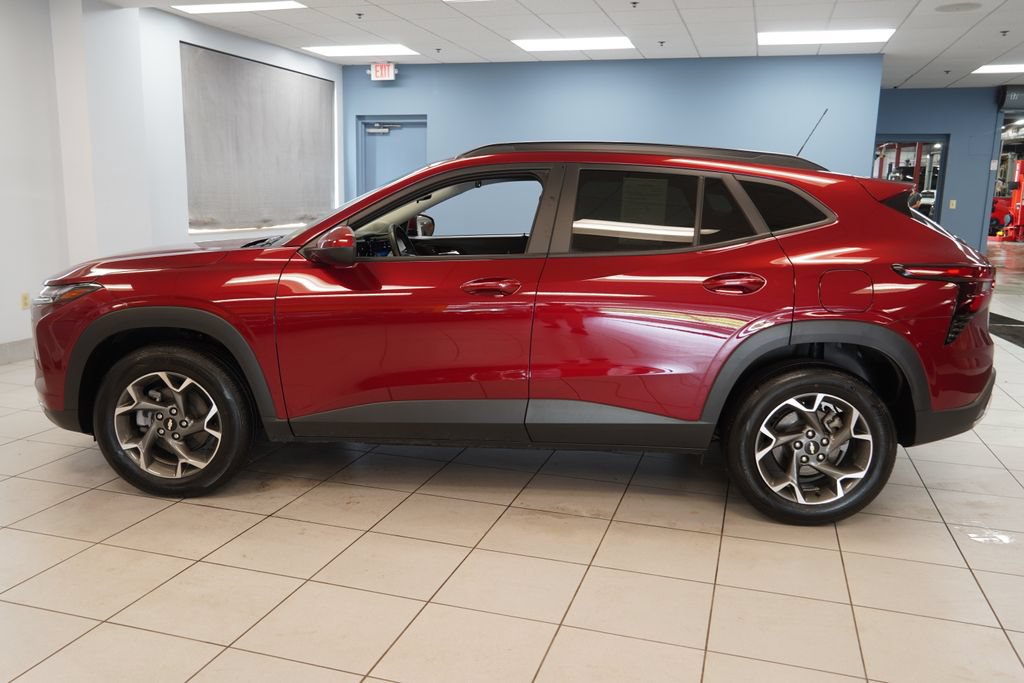 Used 2025 Chevrolet Trax LT w/ Driver Confidence Package FWD image 2