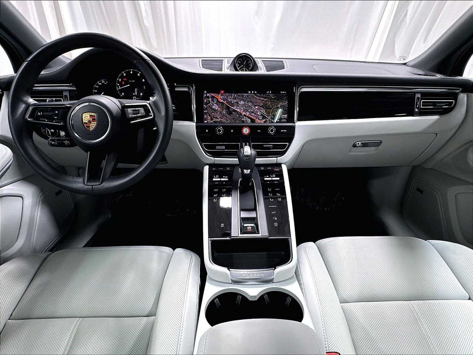 Used 2026 Porsche Macan AWD/4WD image 17