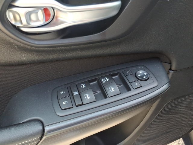 Used 2015 Jeep Cherokee Latitude w/ Cold Weather Group FWD image 17