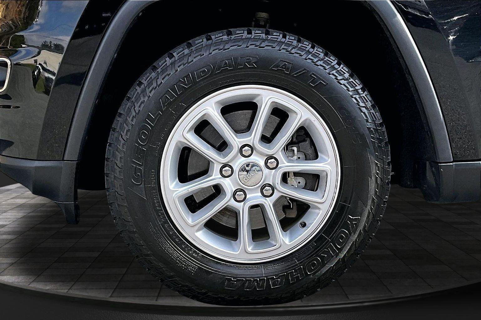 Used 2019 Jeep Grand Cherokee Laredo w/ Security & Convenience Group AWD/4WD image 14