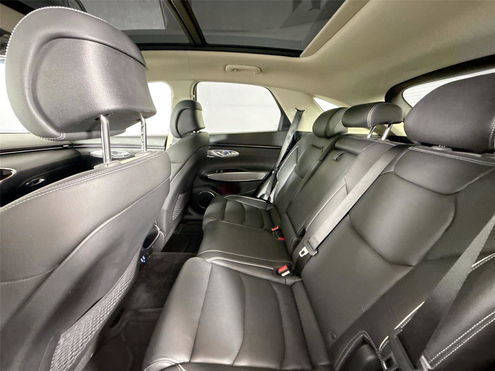 Used 2024 Genesis GV70 2.5T w/ Advanced Package image 33