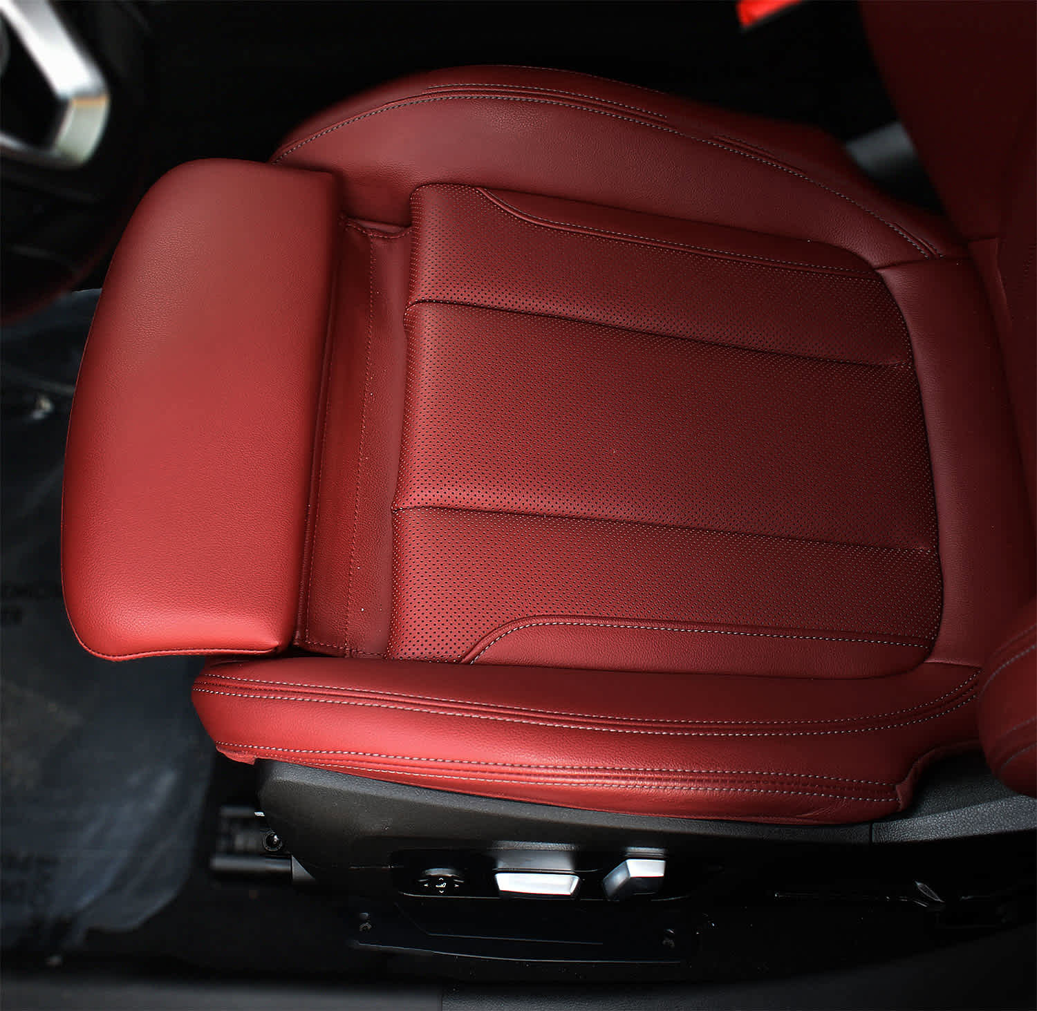 Used 2023 BMW 330e xDrive w/ Premium Package image 12