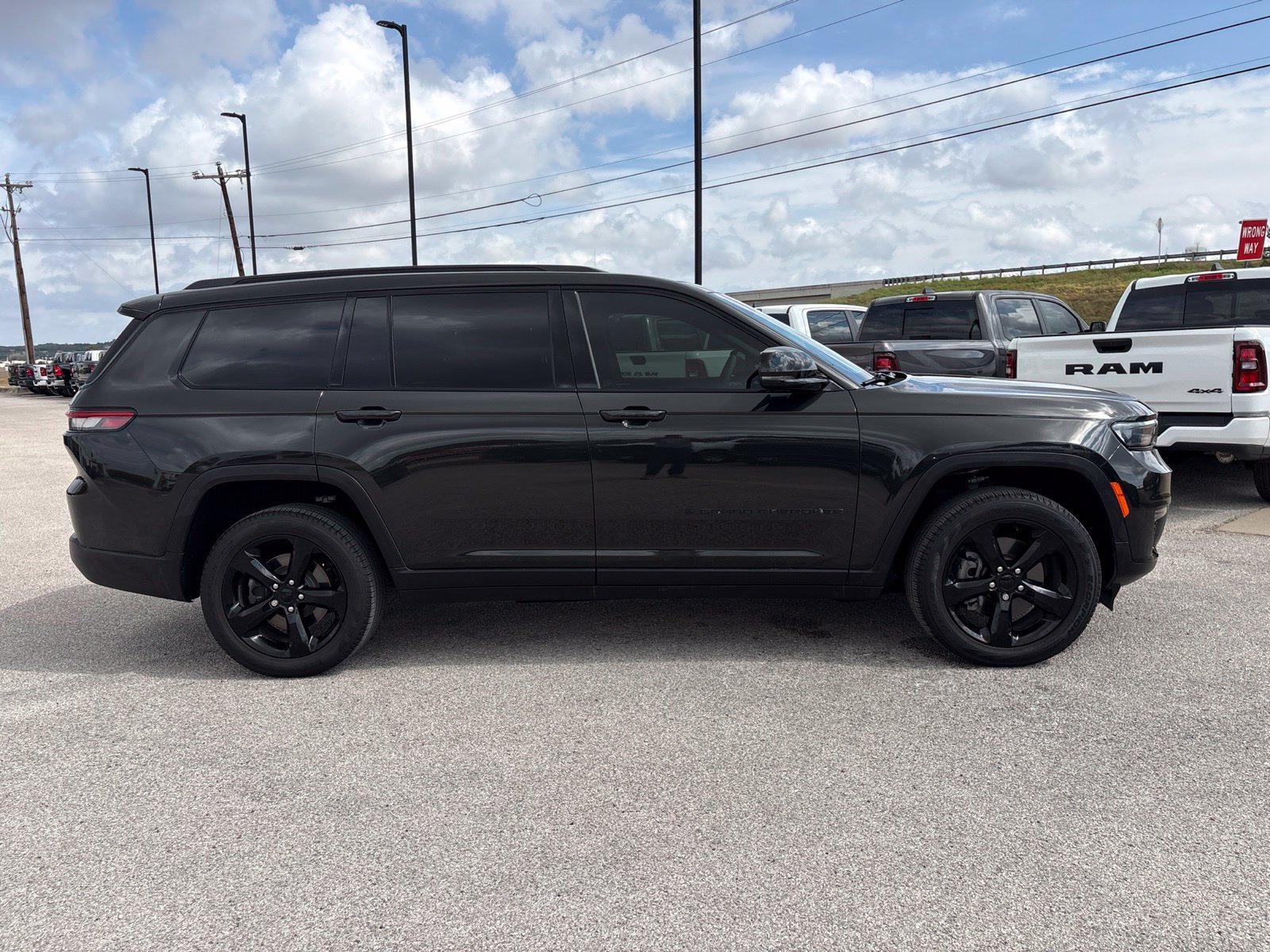 Used 2024 Jeep Grand Cherokee L Limited w/ Black Appearance Package RWD image 7