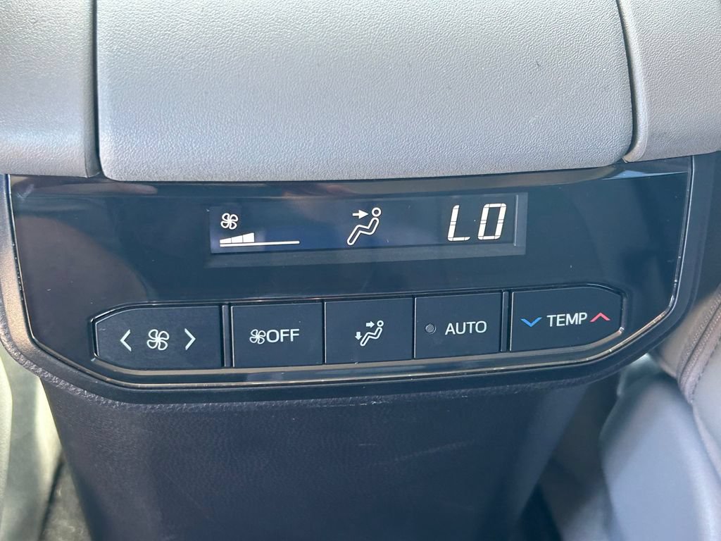Used 2022 Toyota Highlander XLE FWD image 22