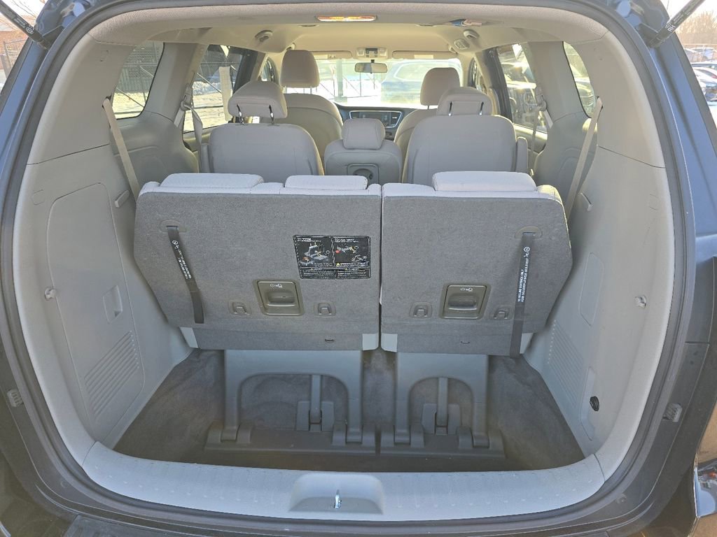 Used 2018 Kia Sedona LX image 17