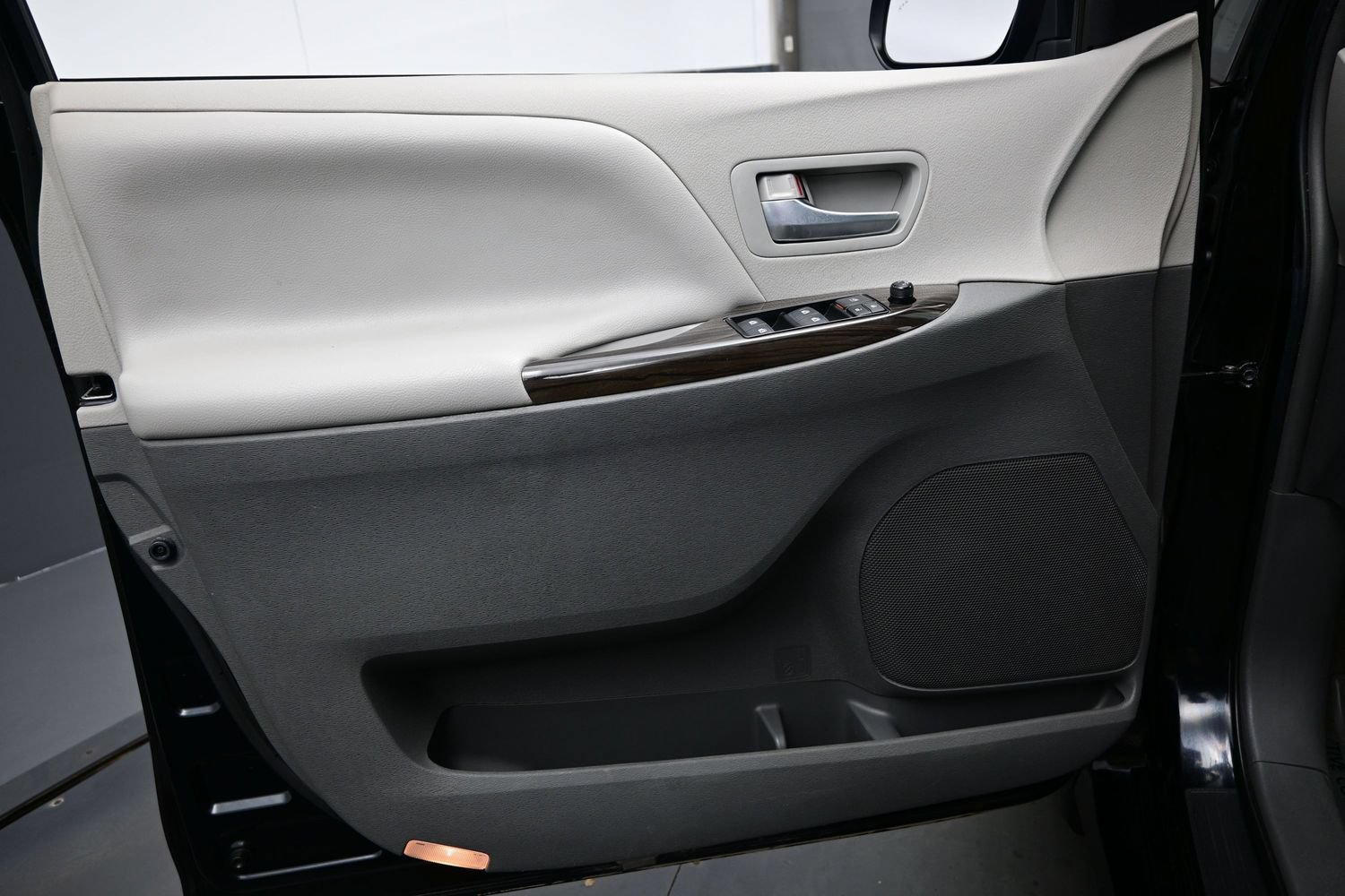 Used 2018 Toyota Sienna XLE Premium w/ Carpet Mat Package FWD image 12