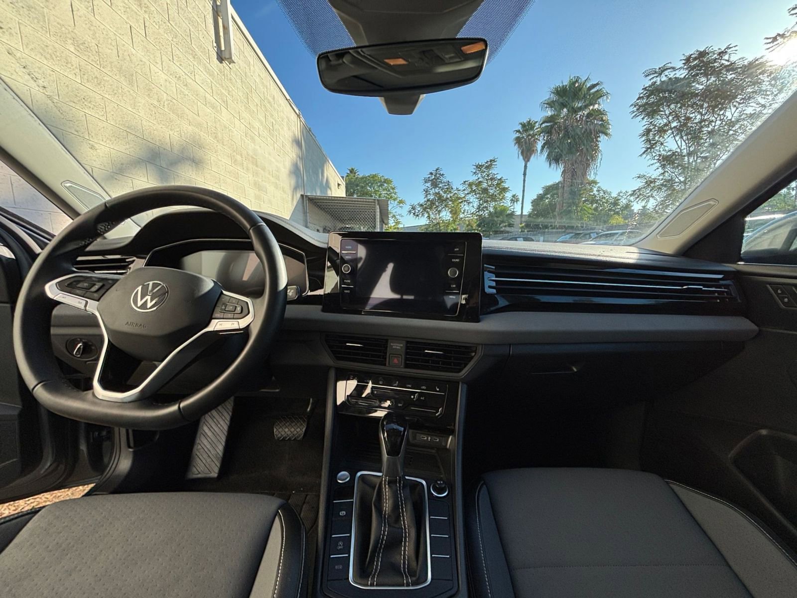 Used 2025 Volkswagen Jetta SE image 33