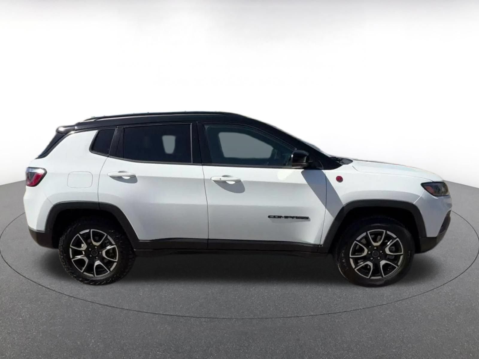 Used 2025 Jeep Compass Trailhawk AWD/4WD image 14