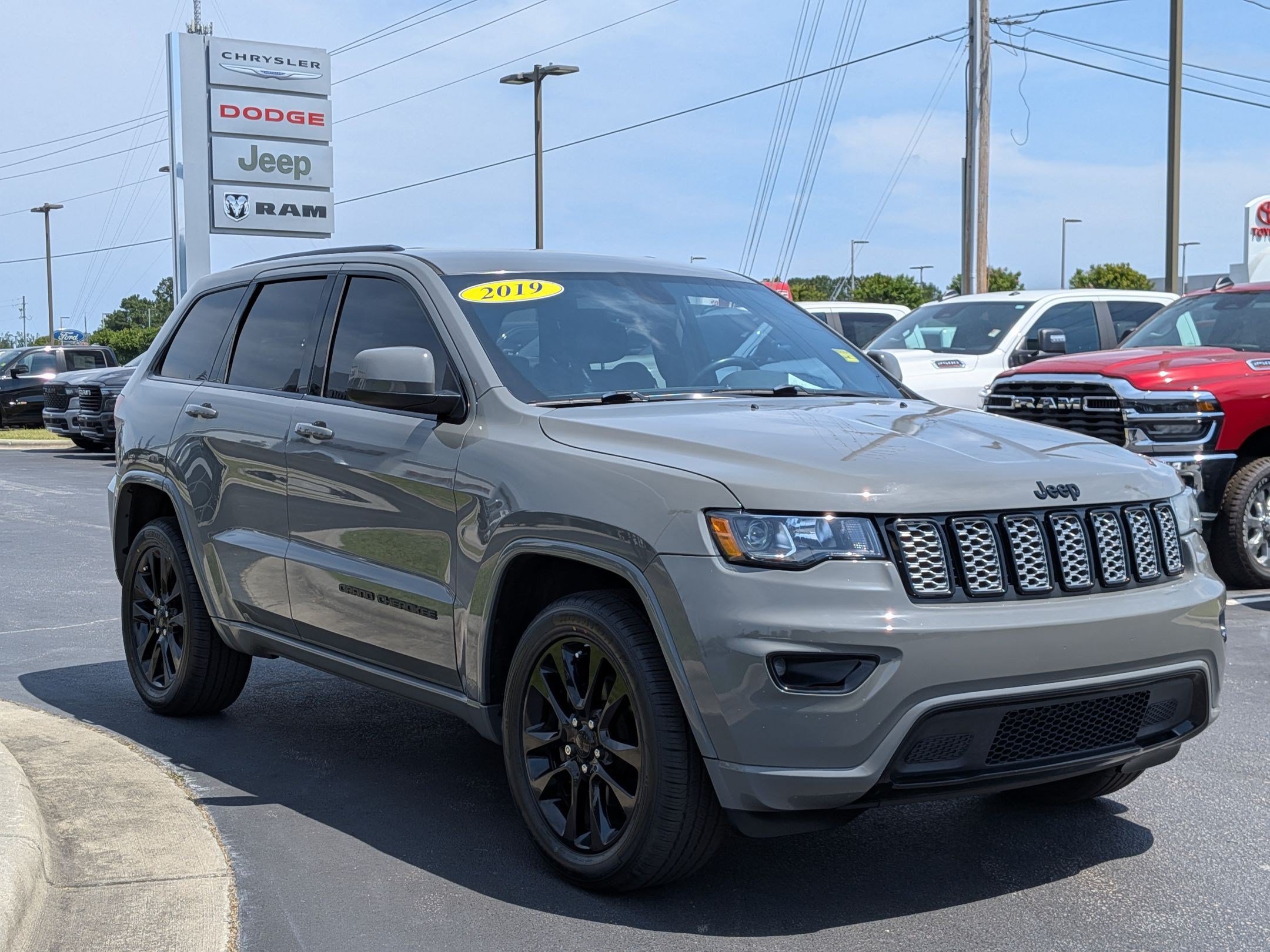 Used 2019 Jeep Grand Cherokee Altitude AWD/4WD image 3