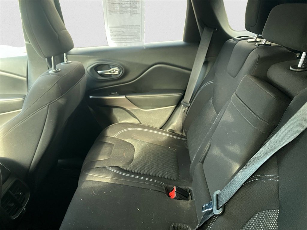 Used 2019 Jeep Cherokee Latitude w/ Popular Appearance Group image 8