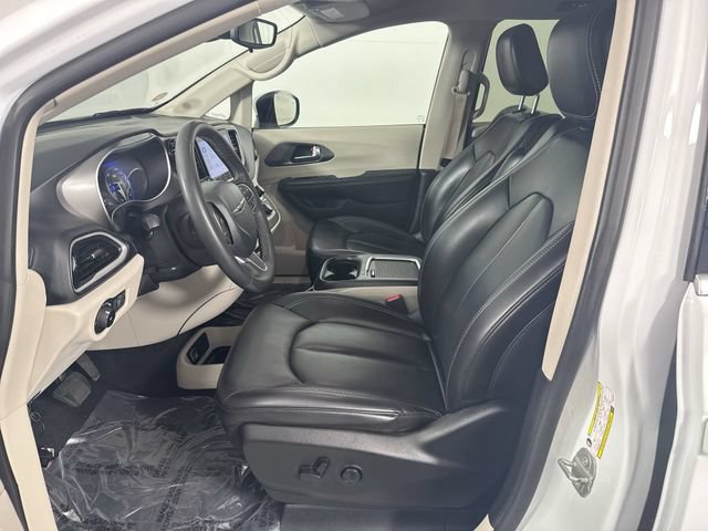 Used 2023 Chrysler Pacifica Touring-L FWD image 18