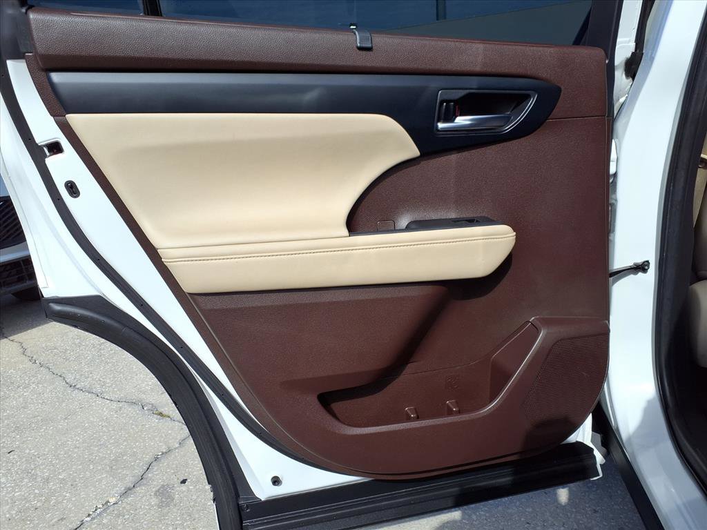 Used 2020 Toyota Highlander XLE image 20