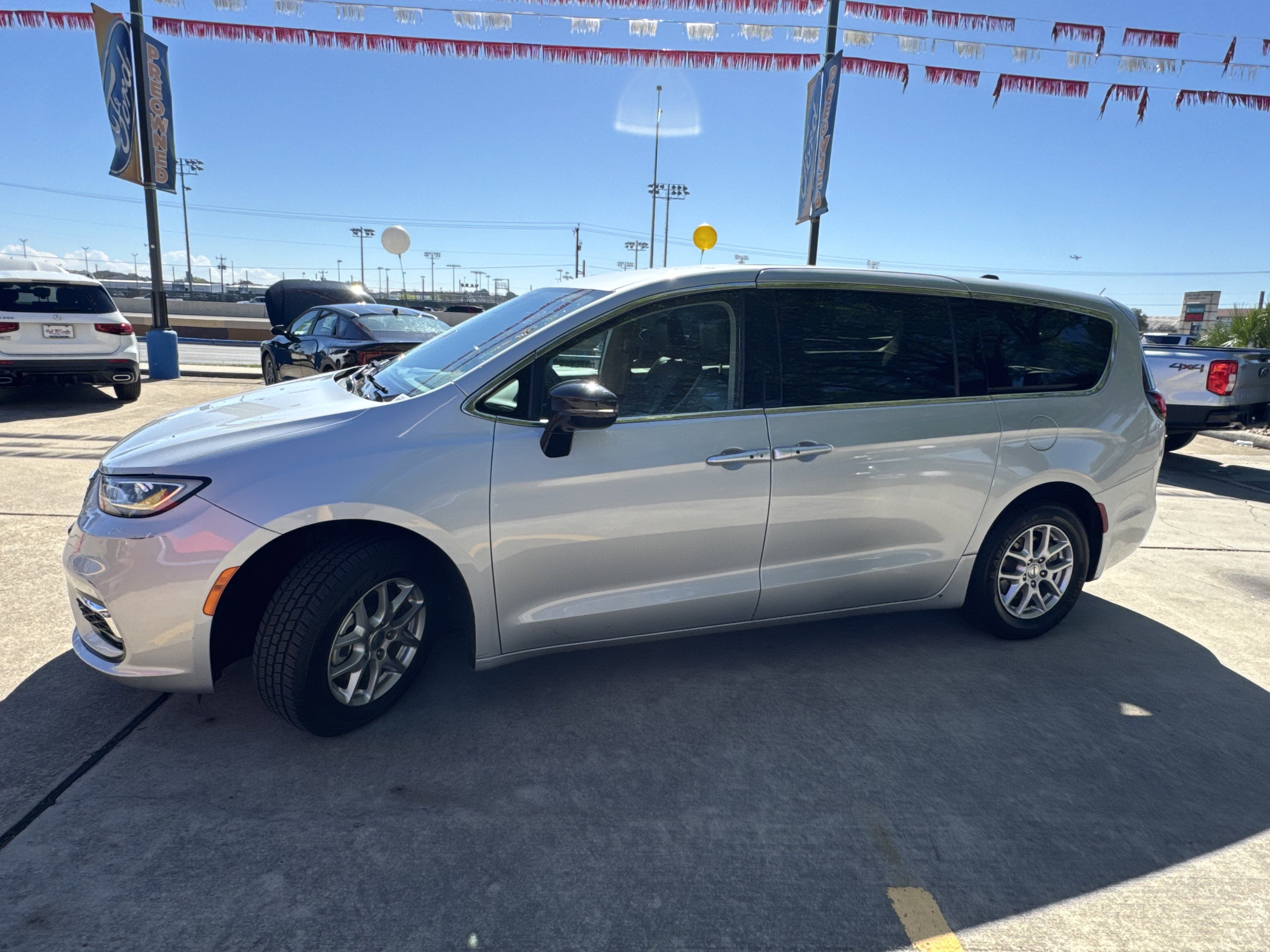 Used 2024 Chrysler Pacifica Touring-L image 11