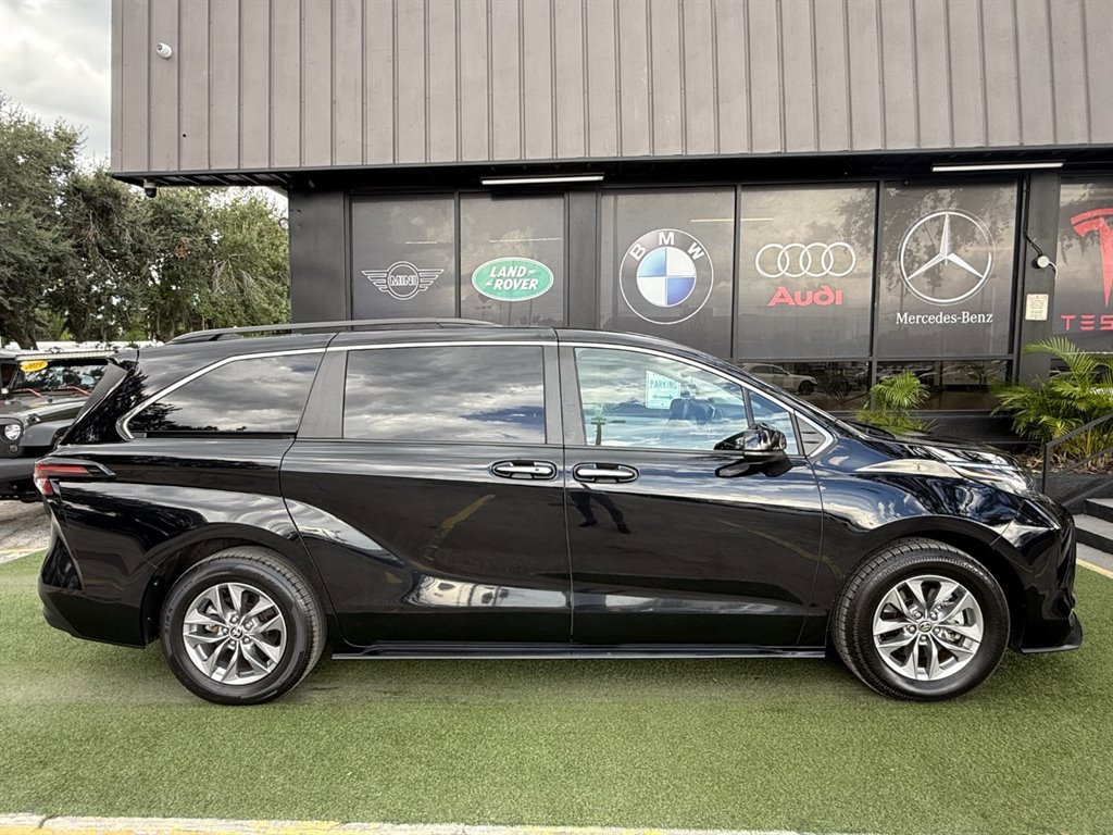 Used 2023 Toyota Sienna XLE image 8