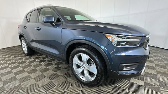 Used 2021 Volvo XC40 T4 Momentum FWD image 2