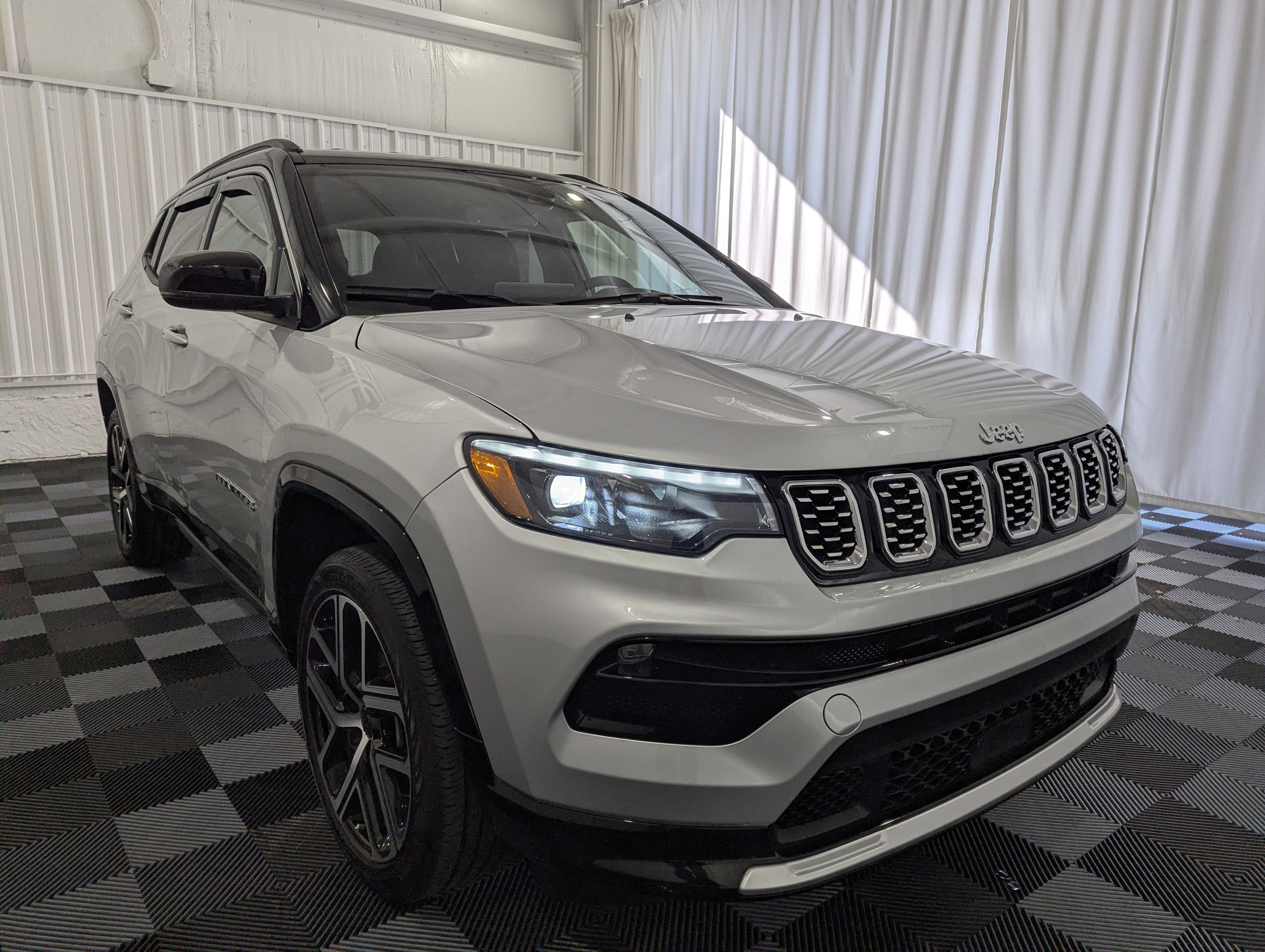 Used 2025 Jeep Compass Limited w/ Elite Group AWD/4WD image 5