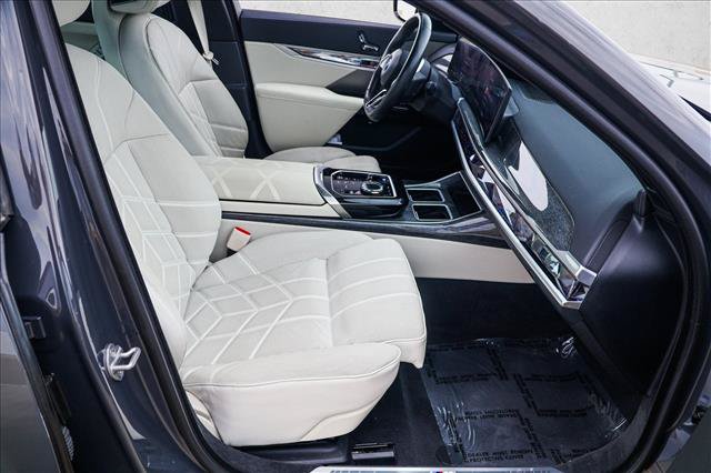 Used 2023 BMW i7 xDrive60 AWD/4WD image 27
