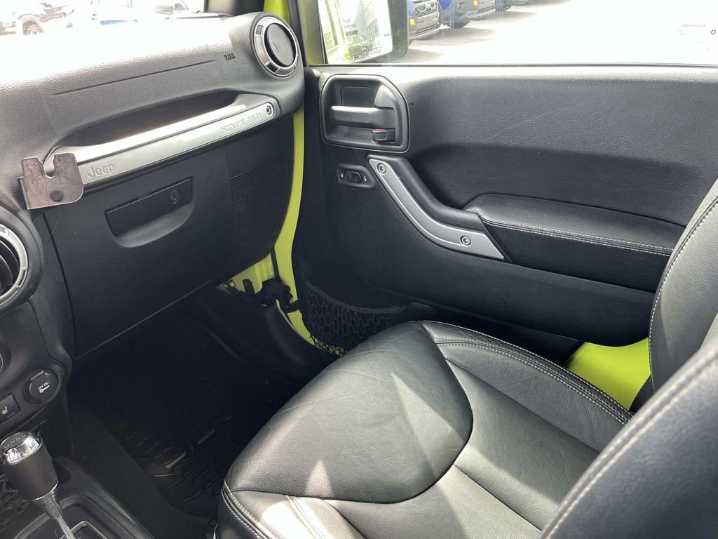 Used 2016 Jeep Wrangler Unlimited Rubicon image 12