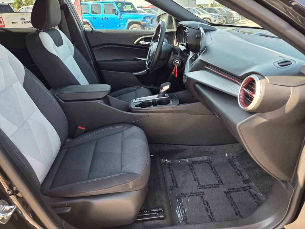 Used 2025 Chevrolet Trax RS w/ Driver Confidence Package FWD image 15